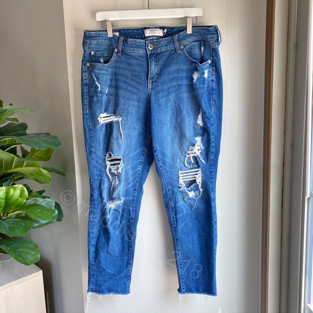 Torrid Crop Boyfriend Straight Vintage Stretch Mid-Rise Jean size 16